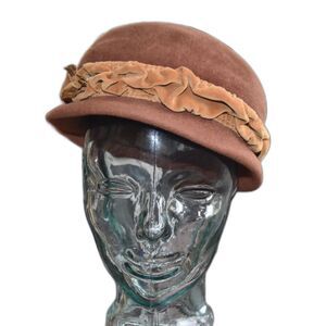 Vintage 1940s Lazarus Fur Felt Cloche Hat Size 22 Brown Velvet Leaf Trim